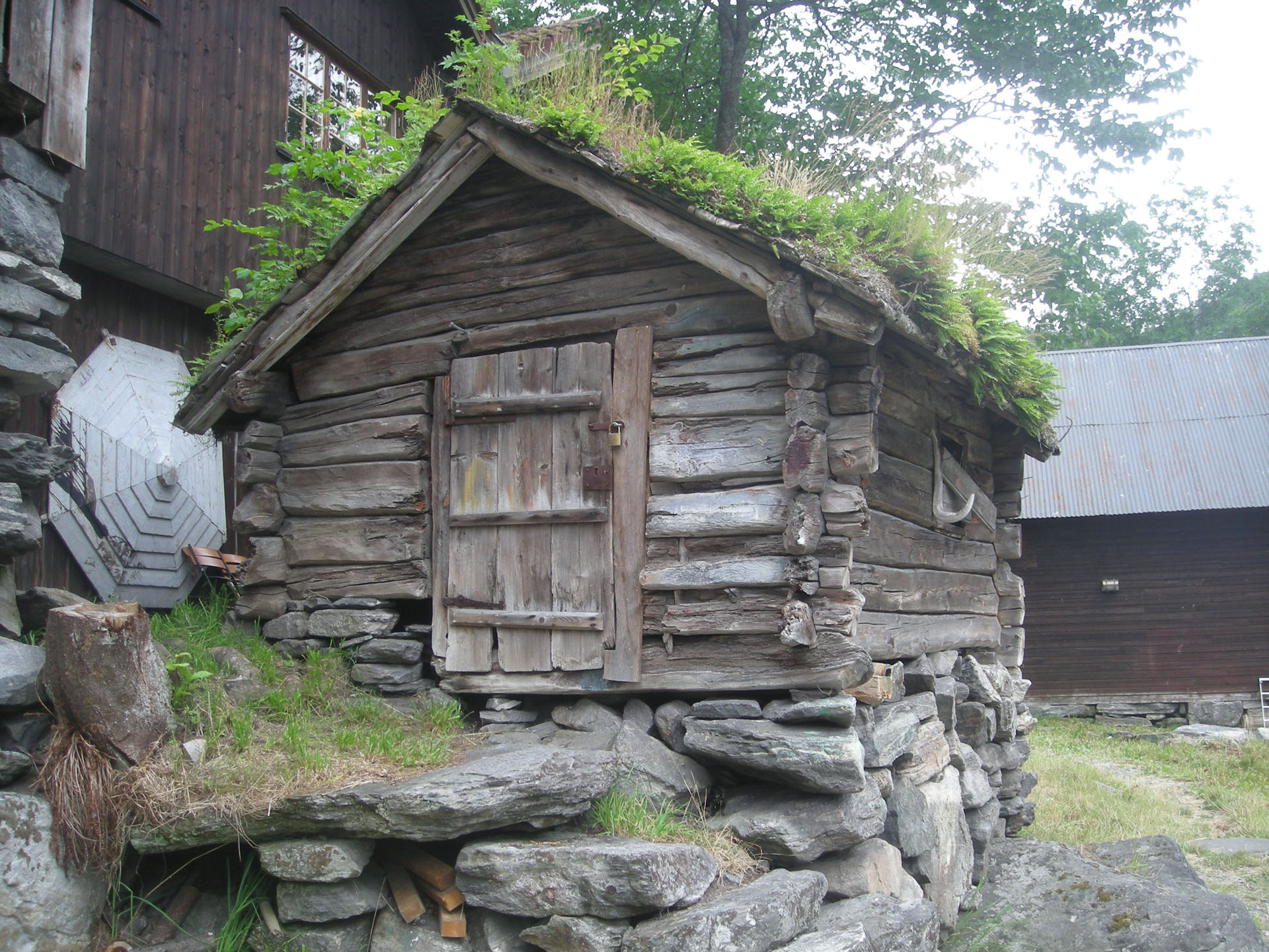Antique log cabin - Handmade Houses... with Noah Bradley