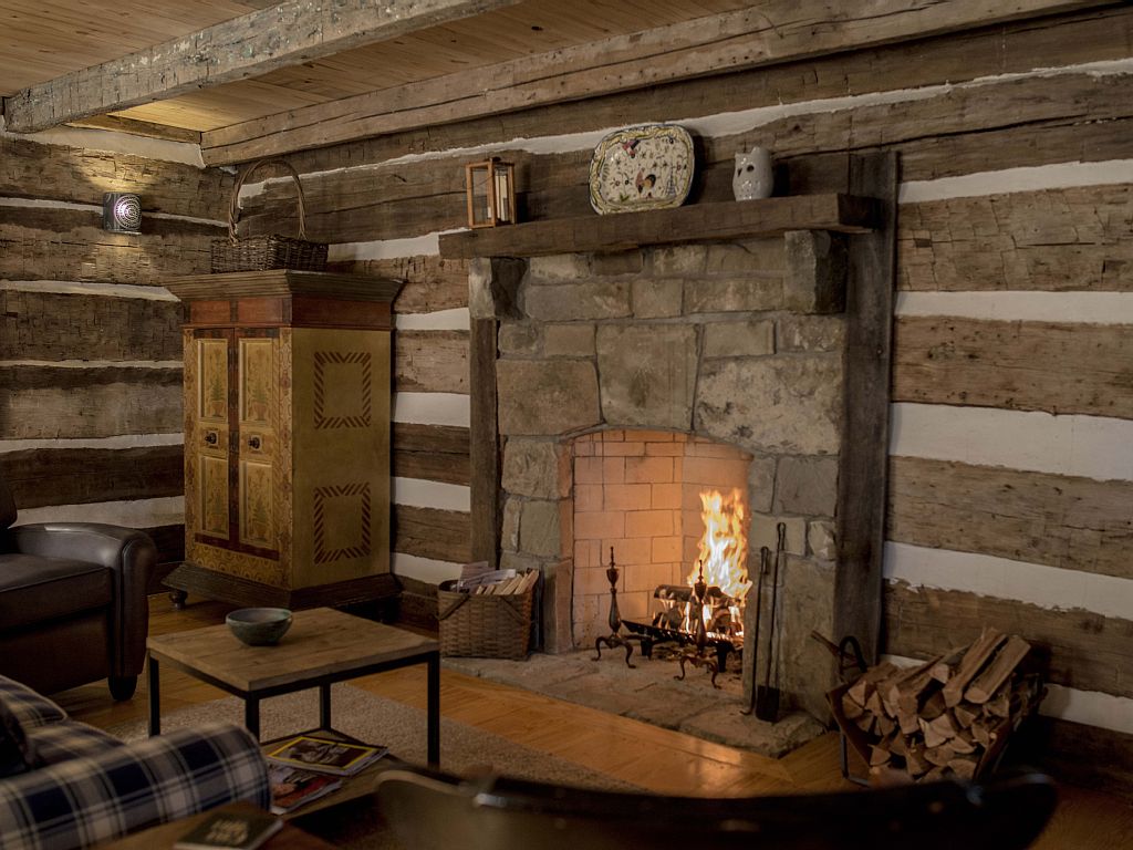 log cabin interior fireplace